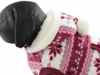  Stylový flísový svetr pro psy se svátečním motivem. Svetr je elastický a snadno se přizpůsobí každému obvodu hrudníku, tři velikosti na výběr. Barva: fialová/bílá. (7)